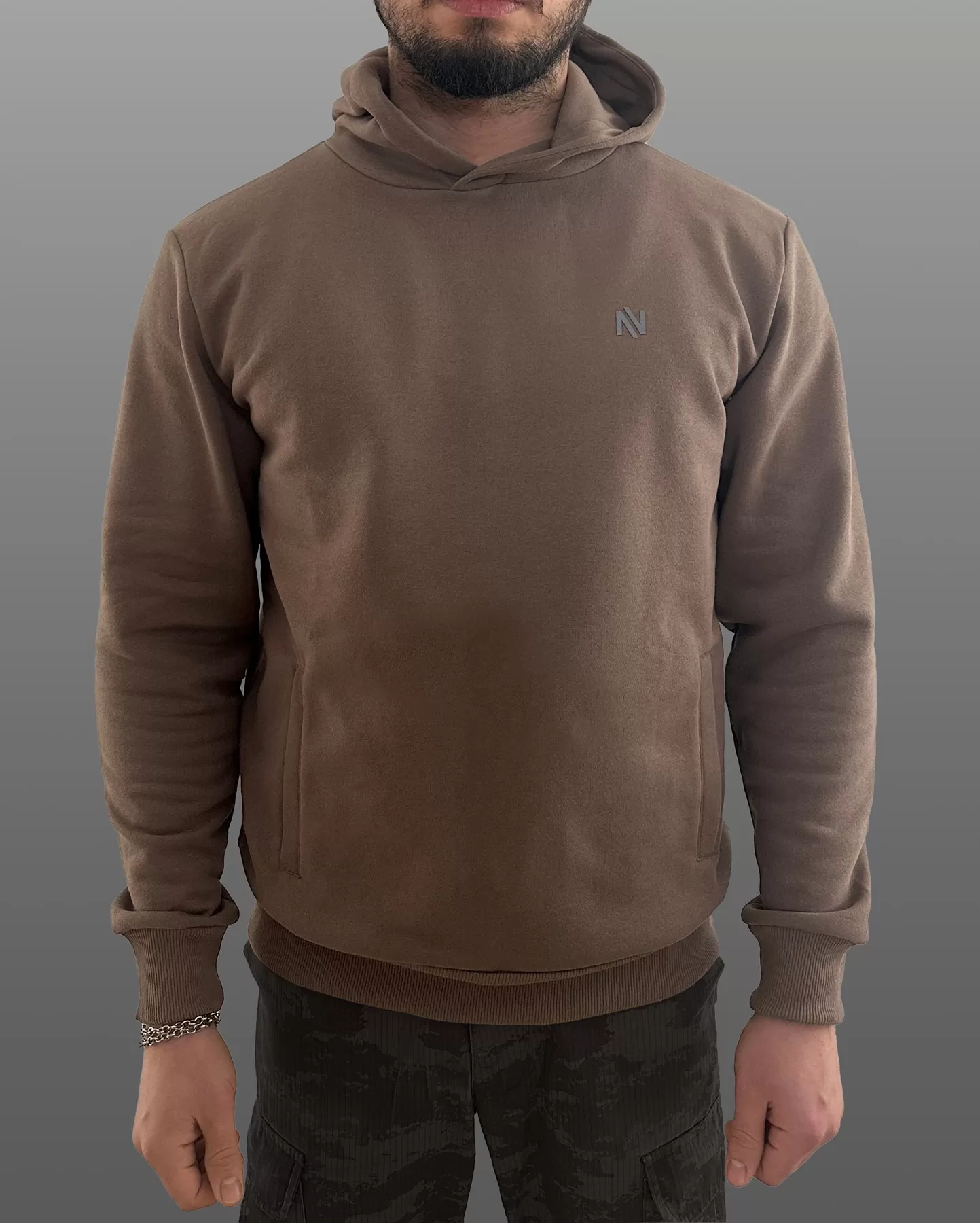 Kahverengi Kapüşonlu Sweatshirt| Fleto Cep Detaylı Reflektör Baskılı Şardonlu